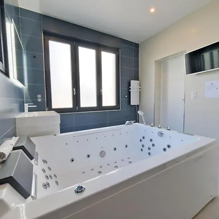 Apartment - Jacuzzi - Sauna - Air Conditioning Reims