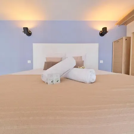 - Jacuzzi - Sauna - Air Conditioning Reims