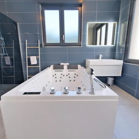 Apartment - Jacuzzi - Sauna - Air Conditioning Reims