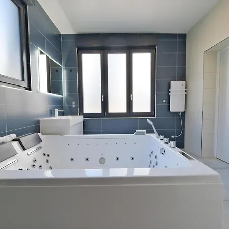 - Jacuzzi - Sauna - Air Conditioning Apartment Reims