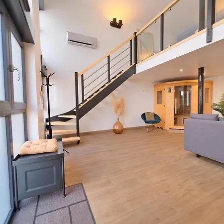 - Jacuzzi - Sauna - Air Conditioning *