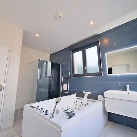 - Jacuzzi - Sauna - Air Conditioning * Reims