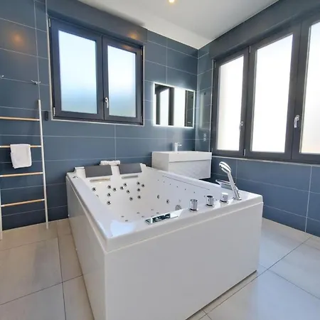 Apartment - Jacuzzi - Sauna - Air Conditioning