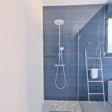 - Jacuzzi - Sauna - Air Conditioning * Reims